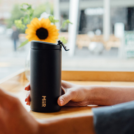 Miir Travel Tumbler Black 350 ml černý hrnek na kávu | Lázeňská káva